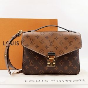 CF01 💟 Louis Vuitton Reverse Monogram Pochette Metis